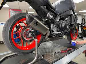 Examen complet du système Yamaha MT-09 (2021) Akrapovič