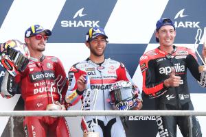 Les podiums du Grand Prix de France MotoGP 2022, Jack Miller, Enea Bastianini, Aleix Espargaro.  - Or et oie