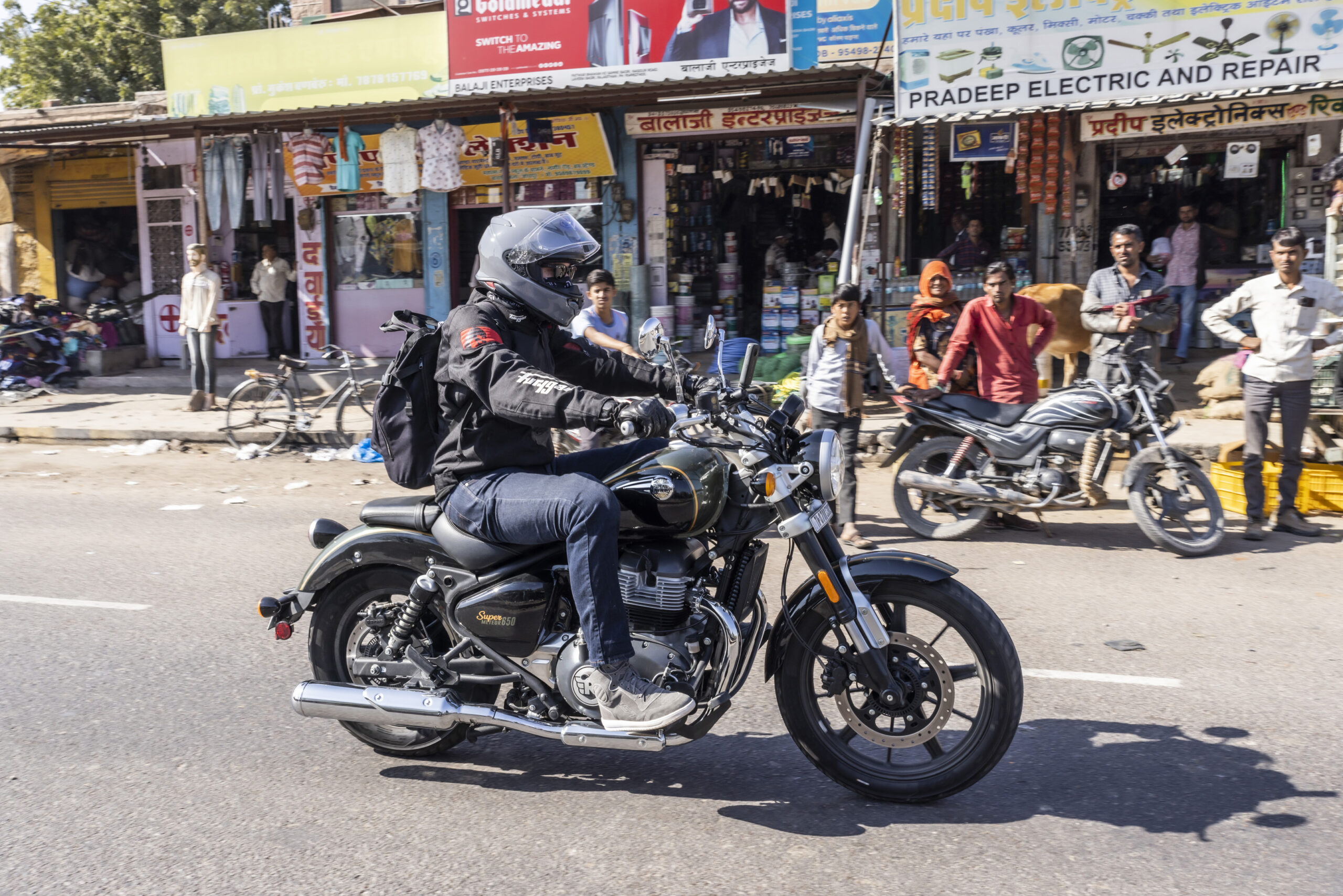 2023 Royal Enfield Super Meteor 650 Review - Lancement et tournée en Inde!
