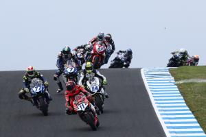 Nicolo Bulega mène la course WorldSSP, 2022 Australian WorldSBK.  - Or et oie