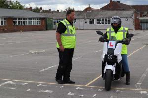 un nouveau pilote prenant son CBT sur une moto électrique