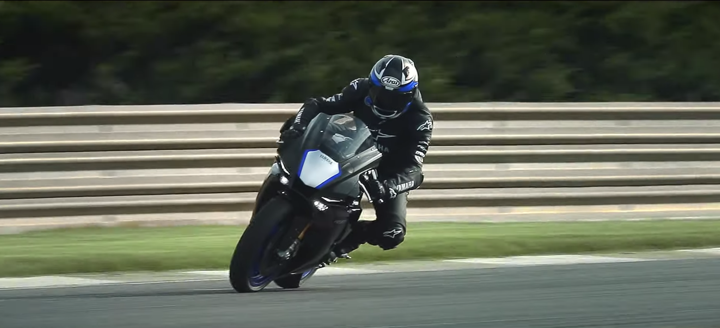 Regardez : Les nouvelles Yamaha R1 et R1M 2020 en action