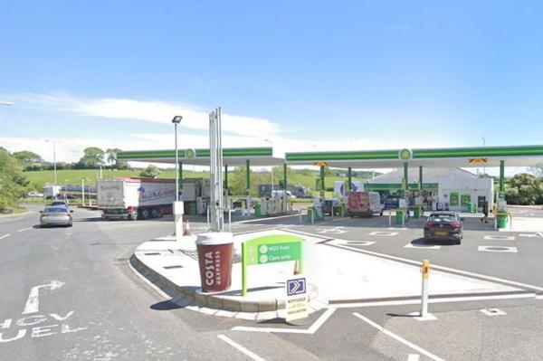 BP enregistre des bénéfices records alors qu'il réduit ses objectifs climatiques