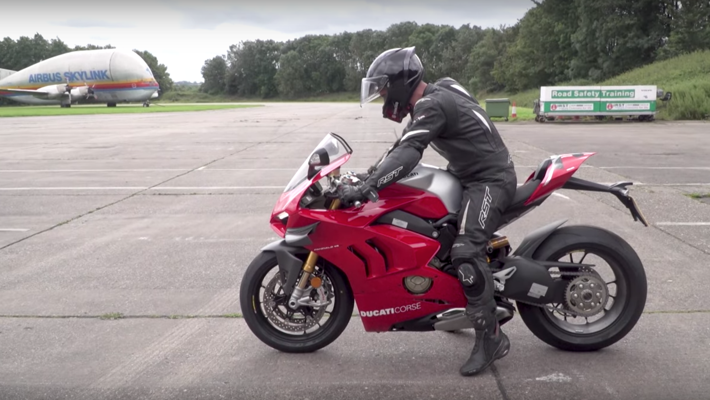 Ducati Panigale V4R Vs.  Piste d'atterrissage : à quelle vitesse peut-elle aller ?