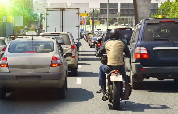 Séparation des voies pour motos.  La France l'interdit, les États-Unis l'autorisent - qui recule ?