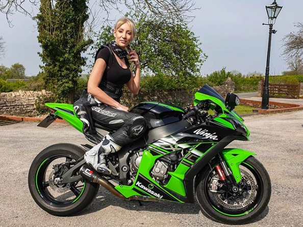 Zoe Turner fréquente la Ron Haslam Race School