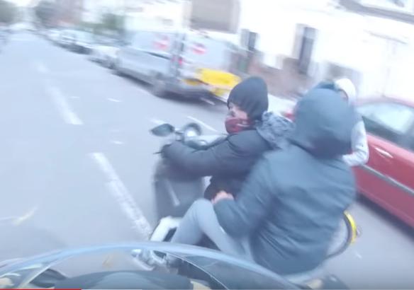 REGARDER: Rider poursuit des voleurs de cyclomoteurs à grande vitesse à travers Londres