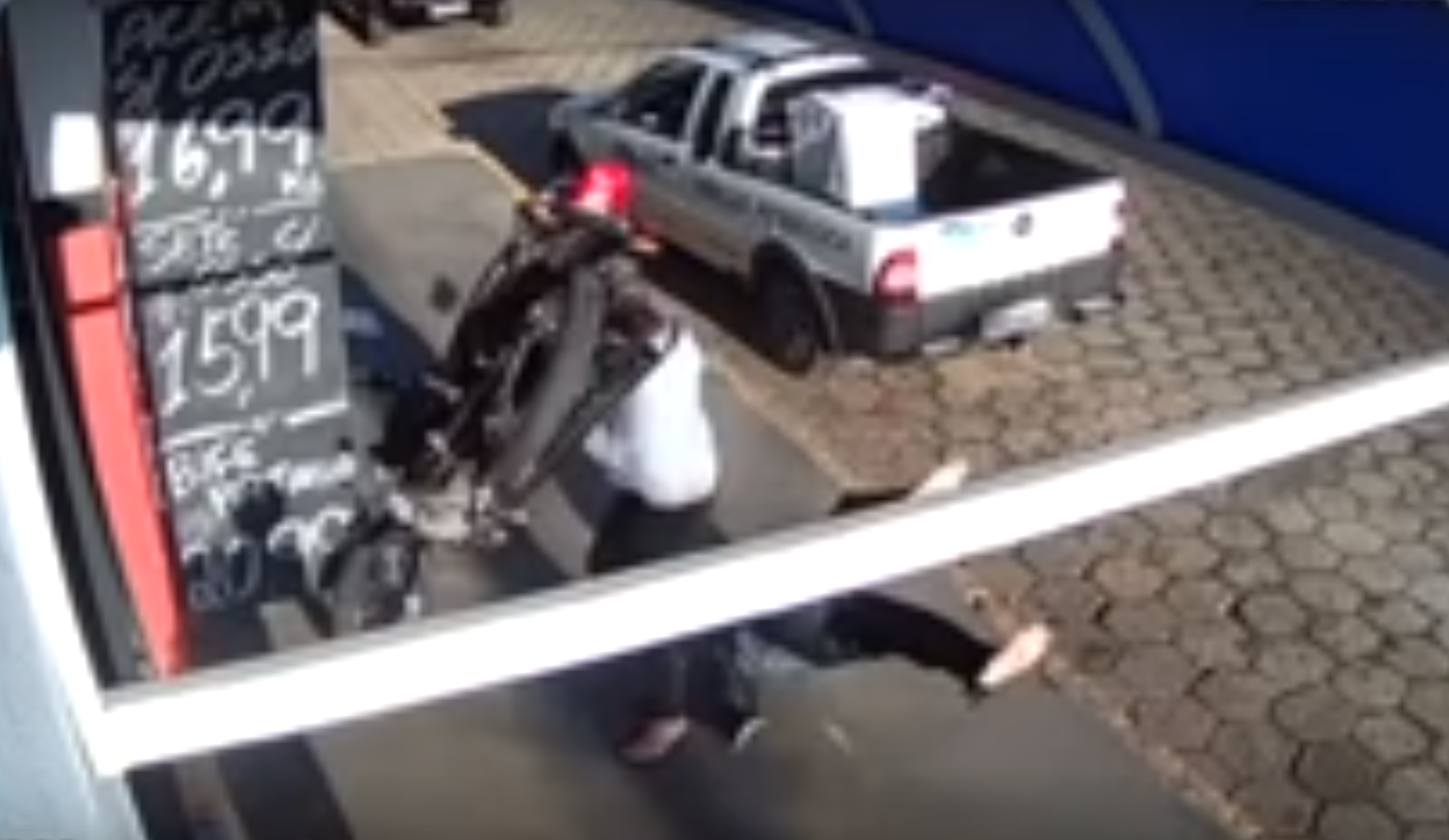 Une femme heurtée par une moto volante