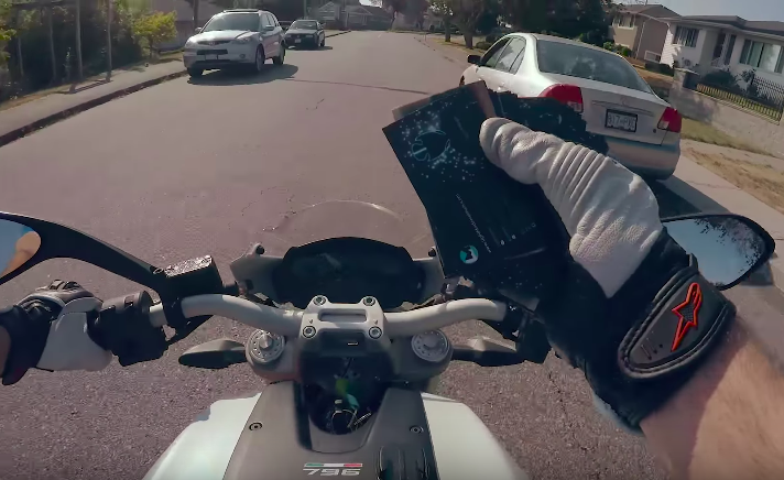 Motovlogger fait des vidéos moqueuses des motovloggers