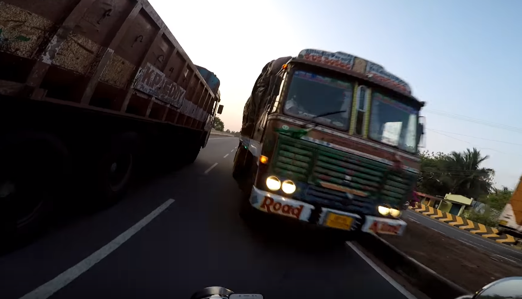 Un motard vient à quelques centimètres de la mort dans un camion presque raté