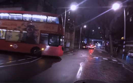 Un conducteur de scooter réagit après que le bus l'ait coupé