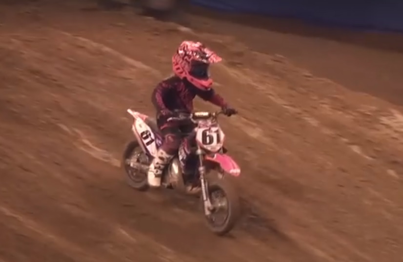 Un adorable pilote MX refuse d'abandonner et gagne le cœur de la foule d'Arenacross