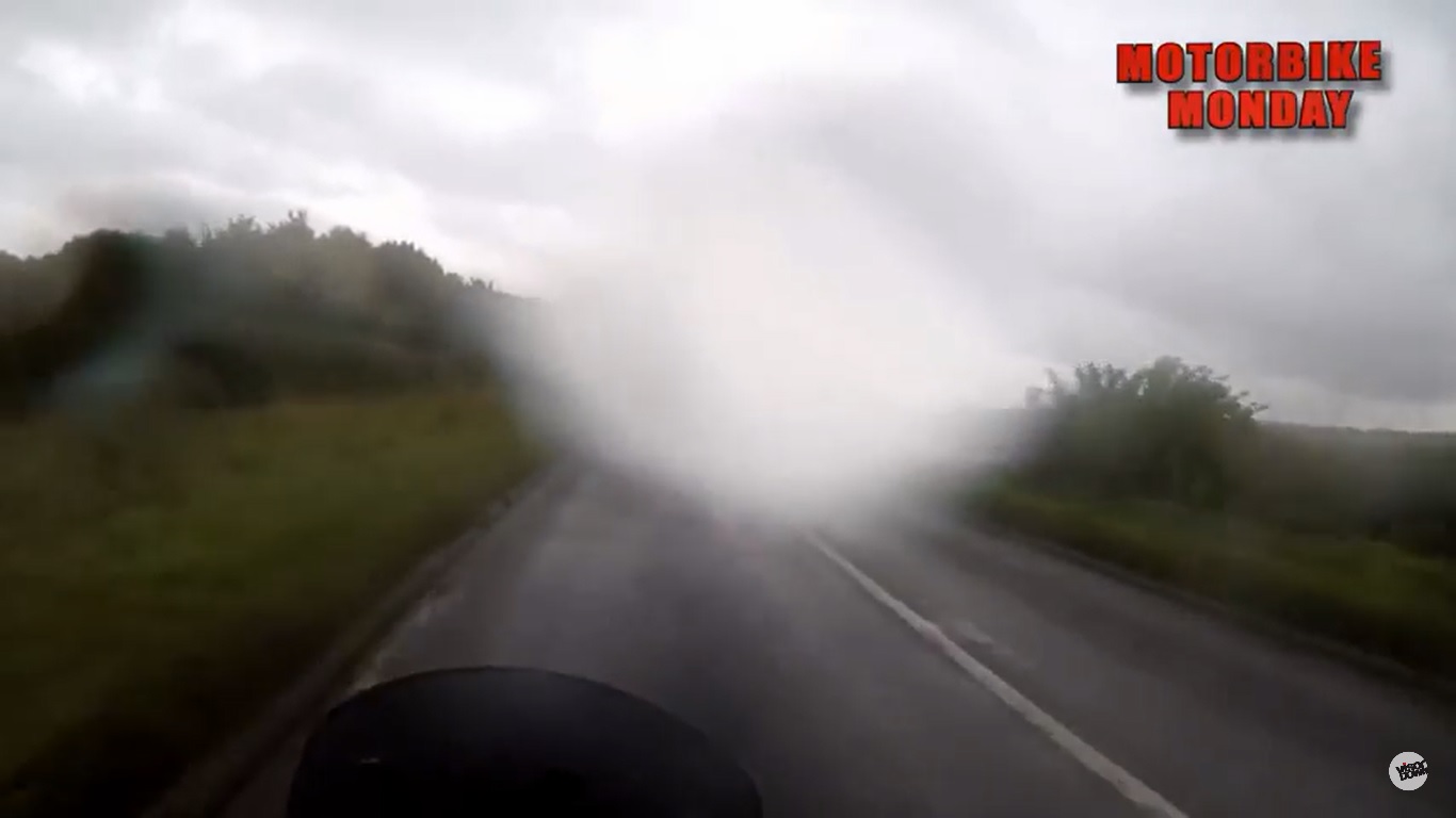 Un motocycliste est distrait par une visière embuée et se retrouve dans un fossé