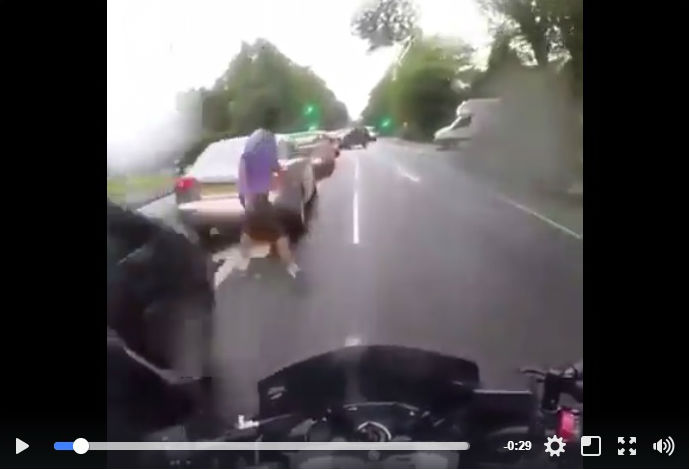 Motard filtrant, piéton ne regardant pas... bang