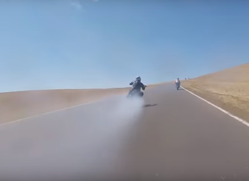 Le pilote Harley l'envoie sur la piste, puis s'écrase