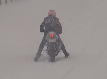 C'est un problème de neige pour ce cycliste tout-terrain
