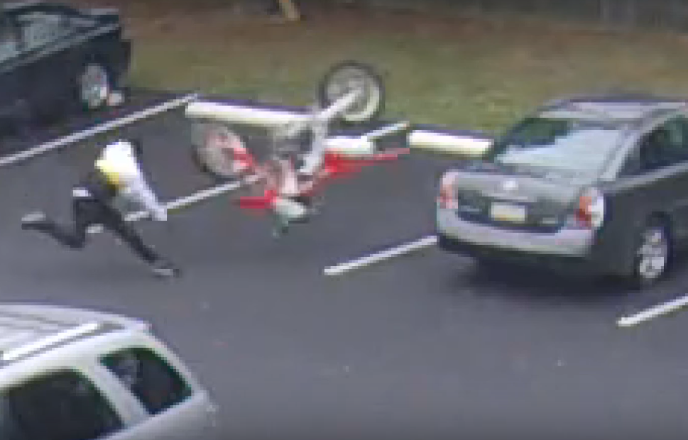 Cette vidéo vous donnera plus jamais envie de faire du wheeling
