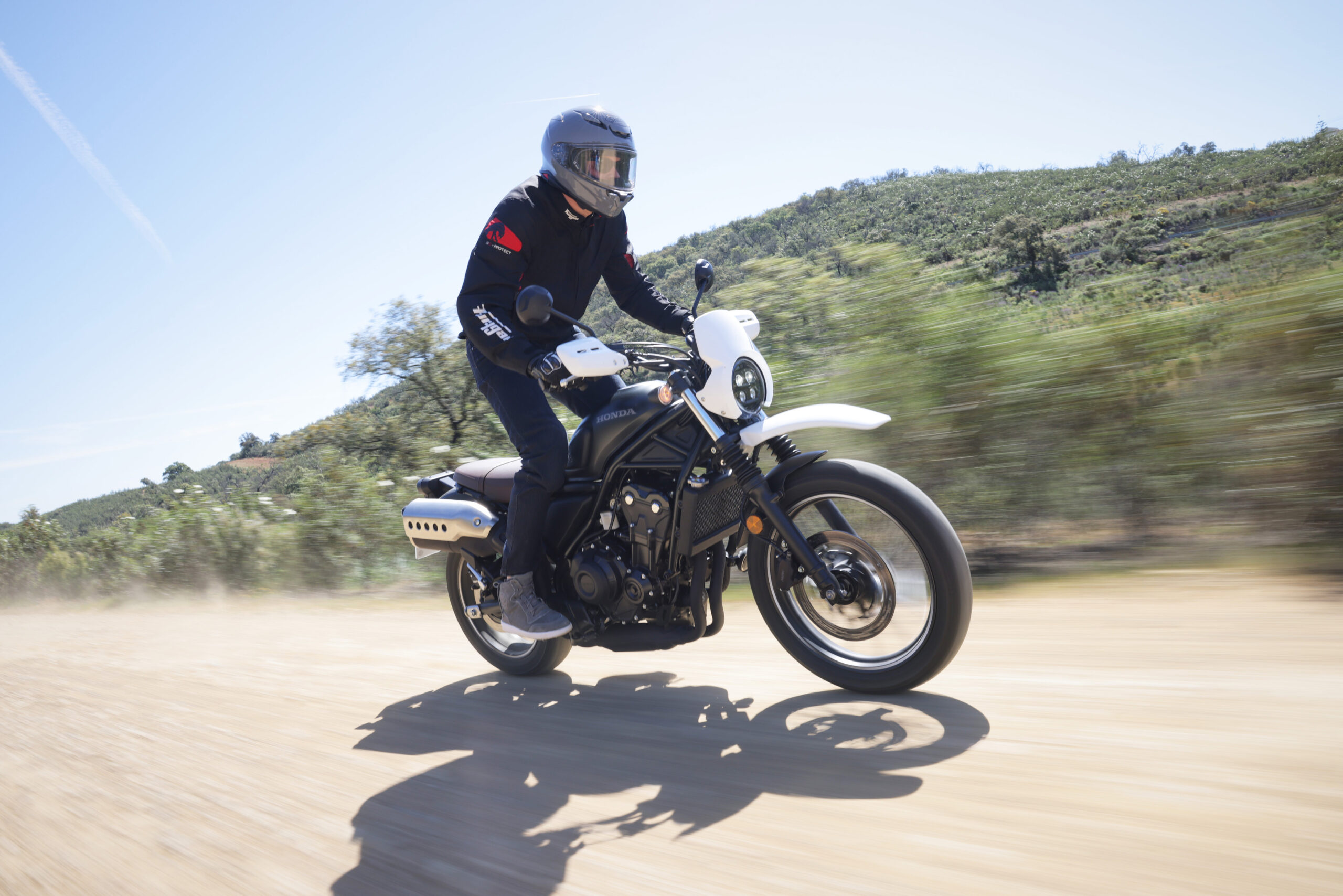 Essai Honda CL500 (2023) |  Brouillage urbain à Séville ensoleillée