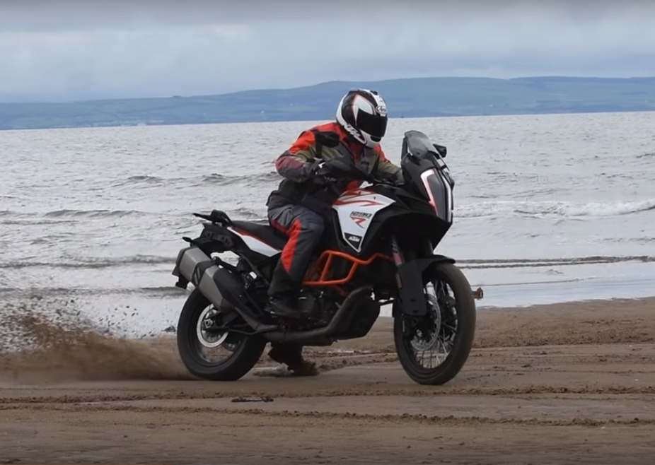 Kevin Carmichael se dirige vers la plage et piste sur KTM 1290 Super Adventure R
