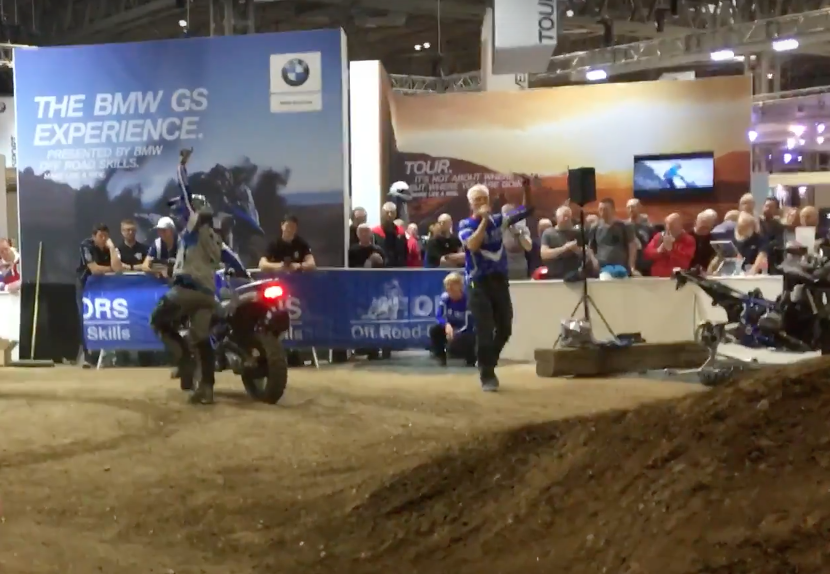 La BMW R1200GS de 274kg prend l'air !