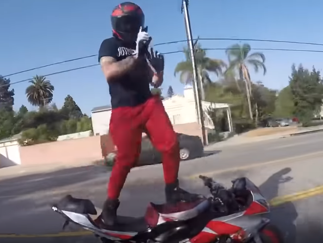 Le mouvement de danse de Drake à moto devient viral