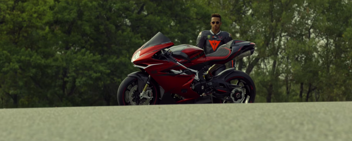 Lewis Hamilton pilote une moto sur piste pour la première fois