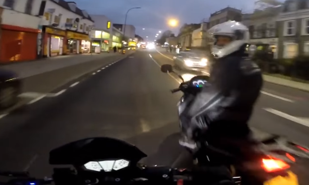 Monday Motorbike Mayhem : des voleurs de motos essayant de voler une moto en mouvement ?
