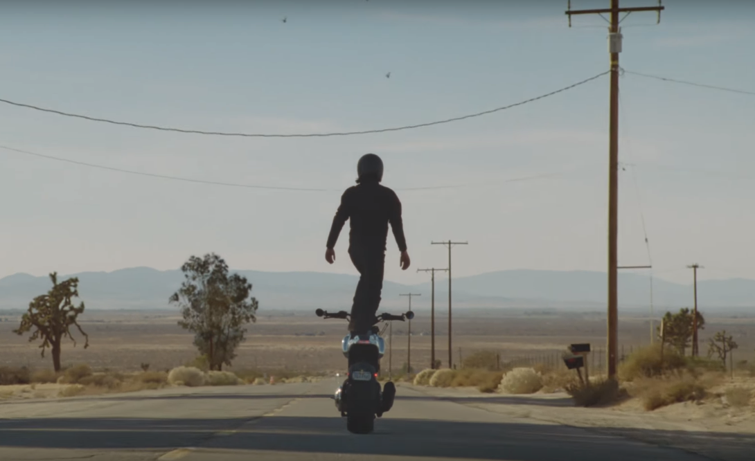 Pourquoi Keanu Reeves se tient-il sur une moto en mouvement et se parle-t-il ?