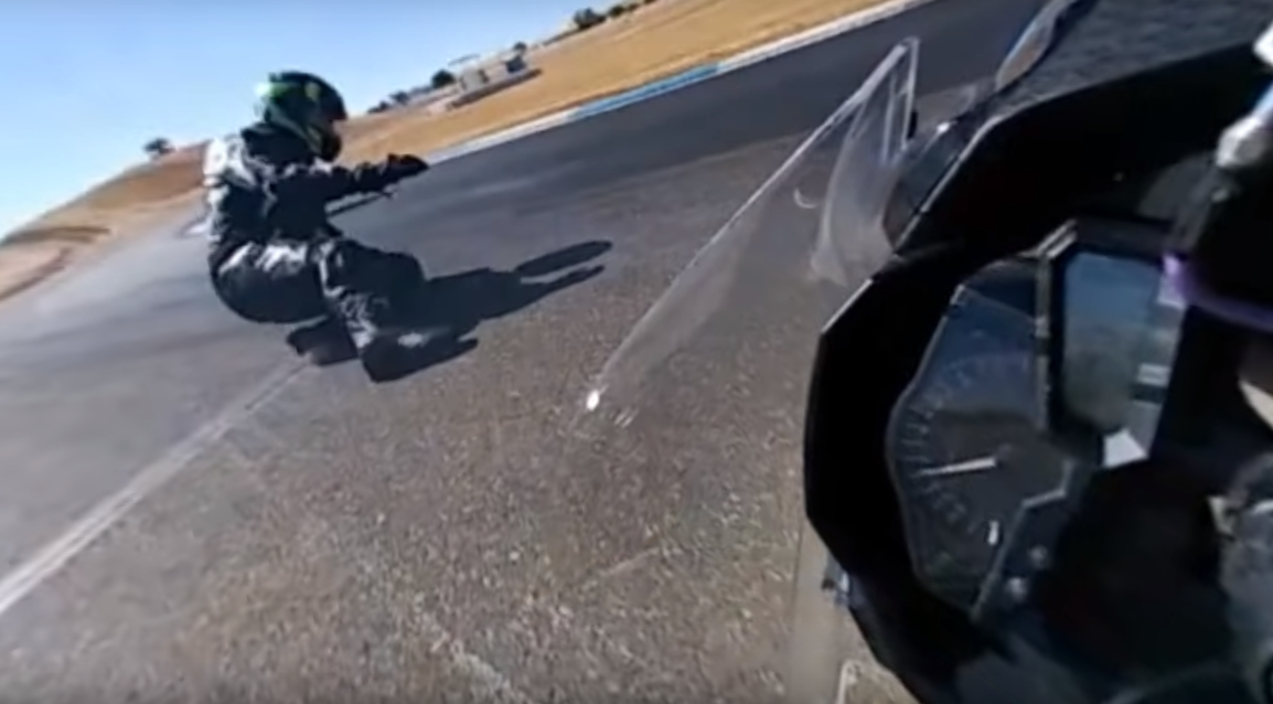 Regardez ce pilote de piste s'écraser à 360 degrés