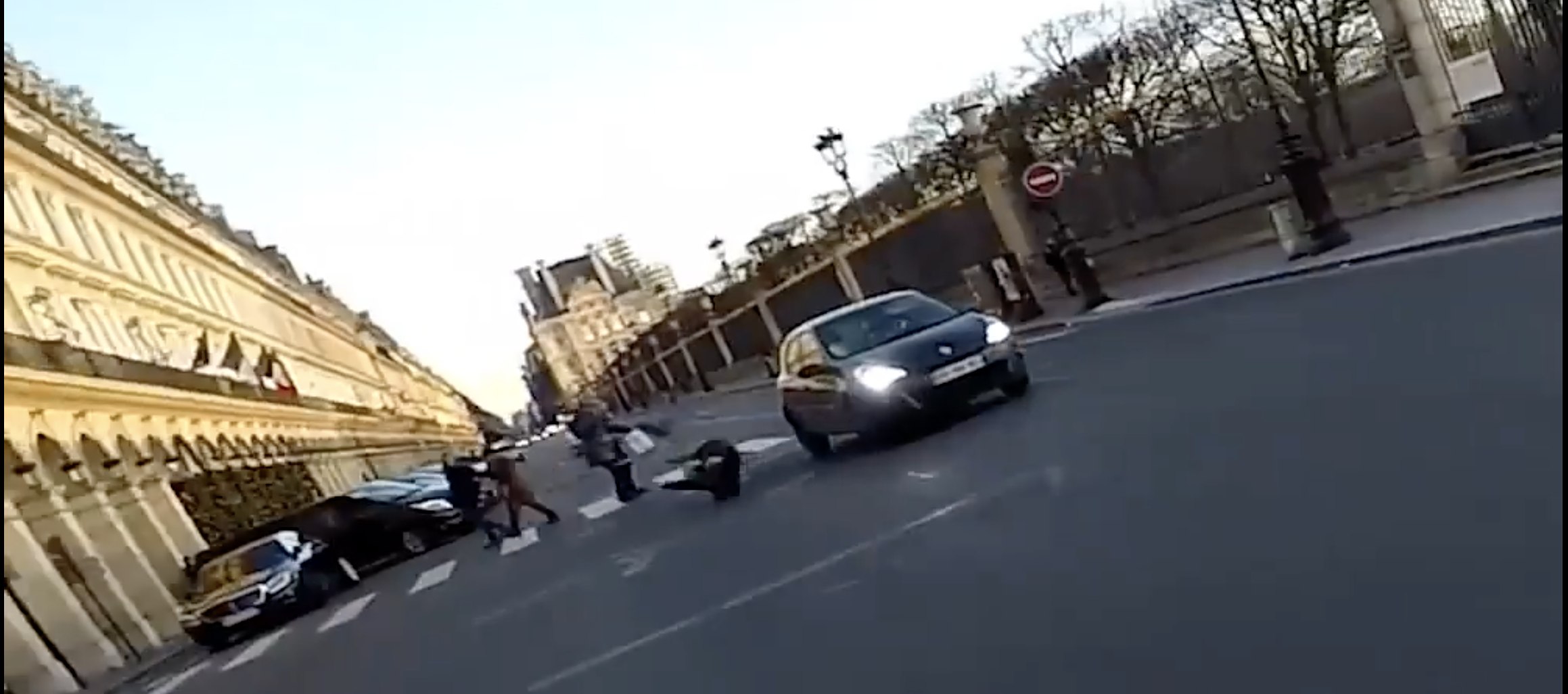 Un motard déguisé en Père Noël poursuit un chauffeur de Hit and Run