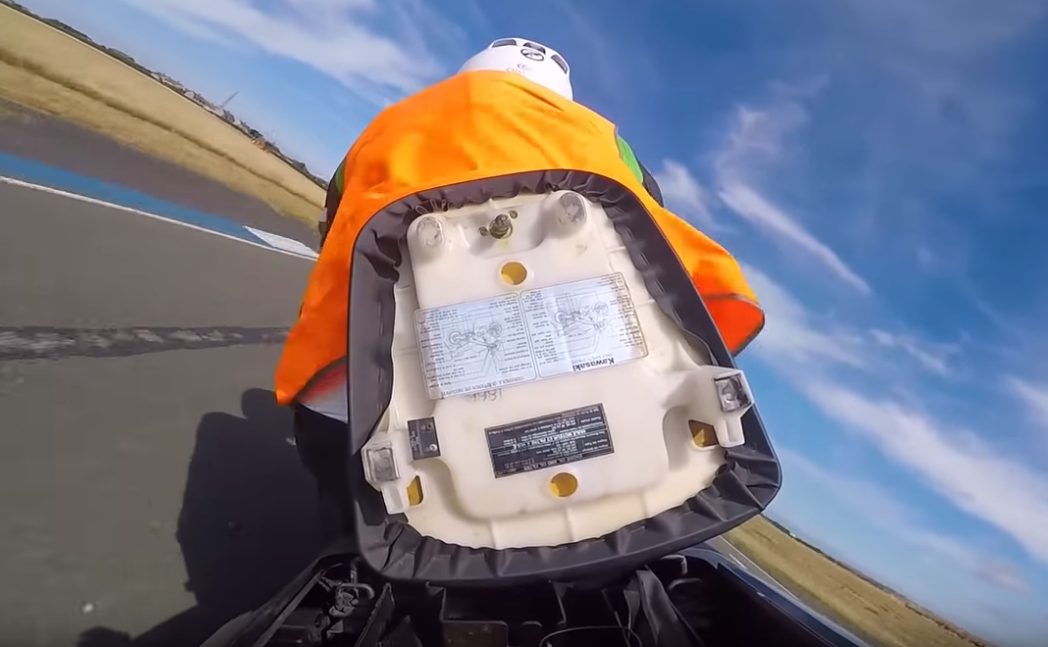 Un motard démontre l'aérodynamisme en action sur la piste