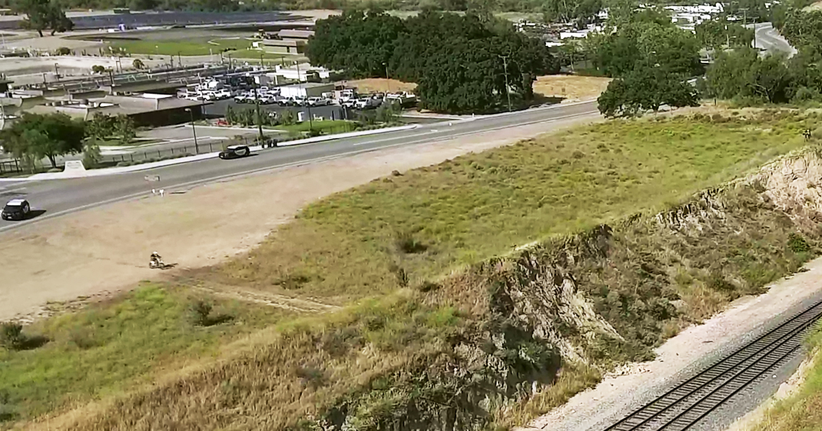 Un motard fait un énorme saut par-dessus la voie ferrée pour échapper à la police