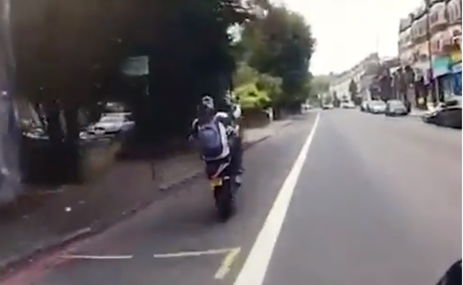 Un motard londonien s'écrase lors d'un wheelie