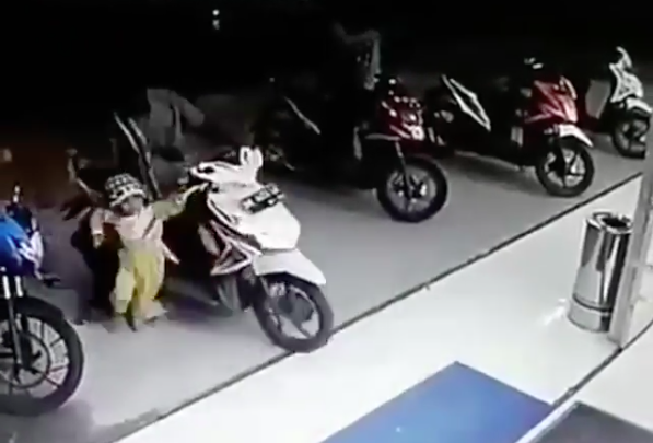 Un tout-petit tord l'accélérateur du scooter, le vélo fracasse la vitrine d'un magasin