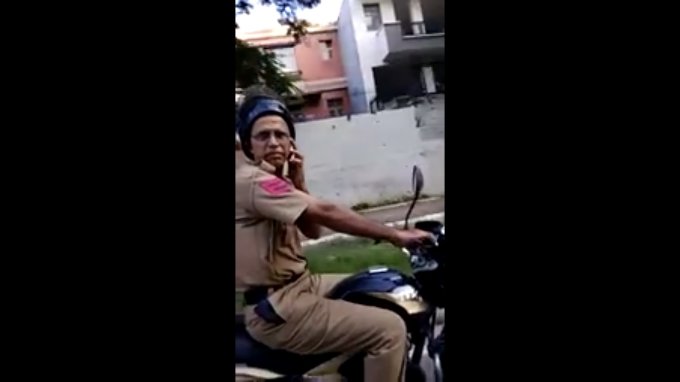 Une gifle pour un motard qui a confronté un policier pour avoir utilisé son téléphone en roulant