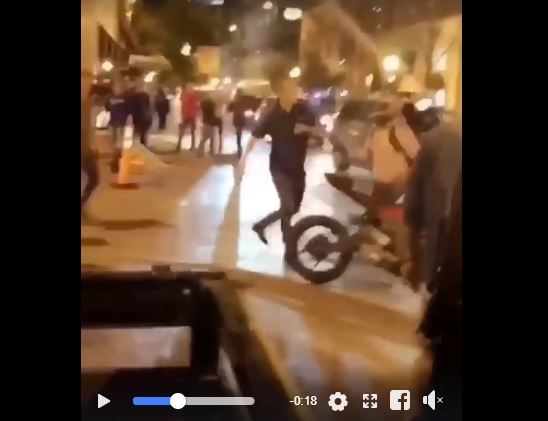 Vidéo choquante d'un motard apparaissant pour mettre KO deux hommes qui donnent un coup de pied à vélo