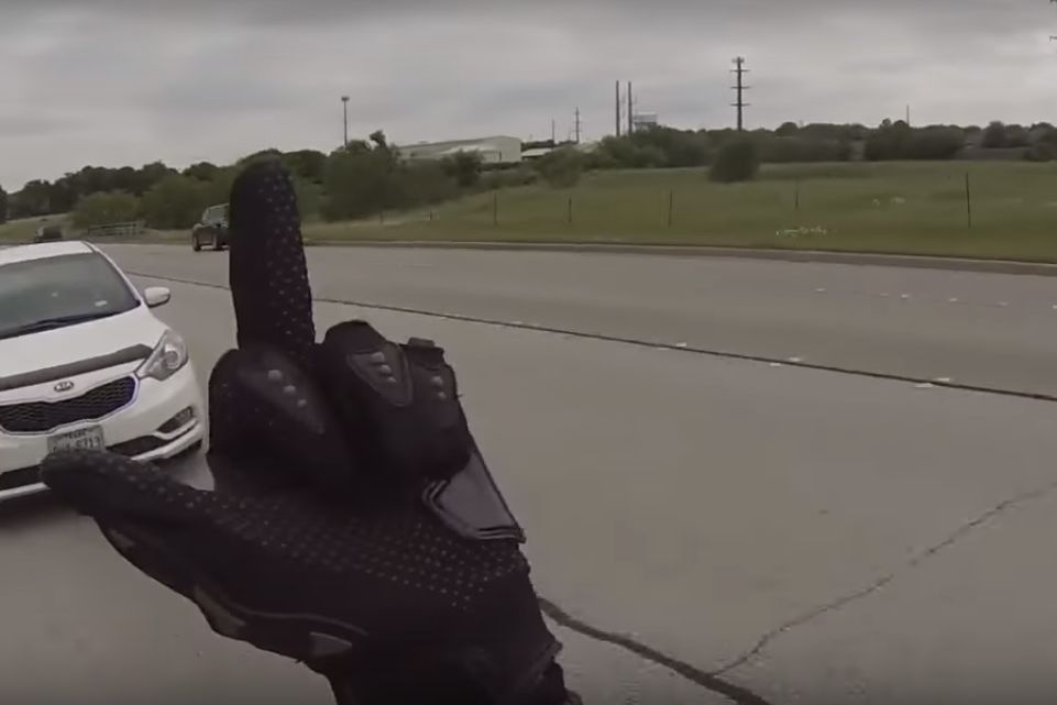 Vidéo : un pilote de rage au volant obtient ce qui lui arrive