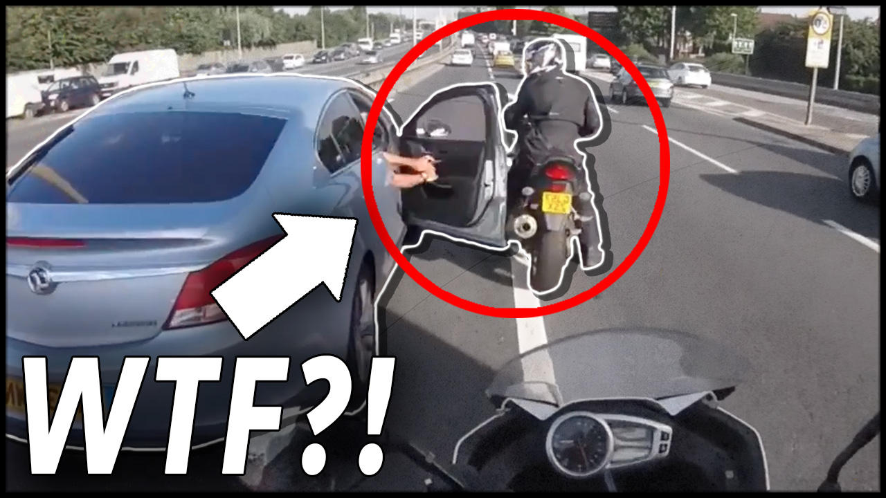 Un conducteur en colère frappe un motard avec la portière de sa voiture dans un état de rage au volant