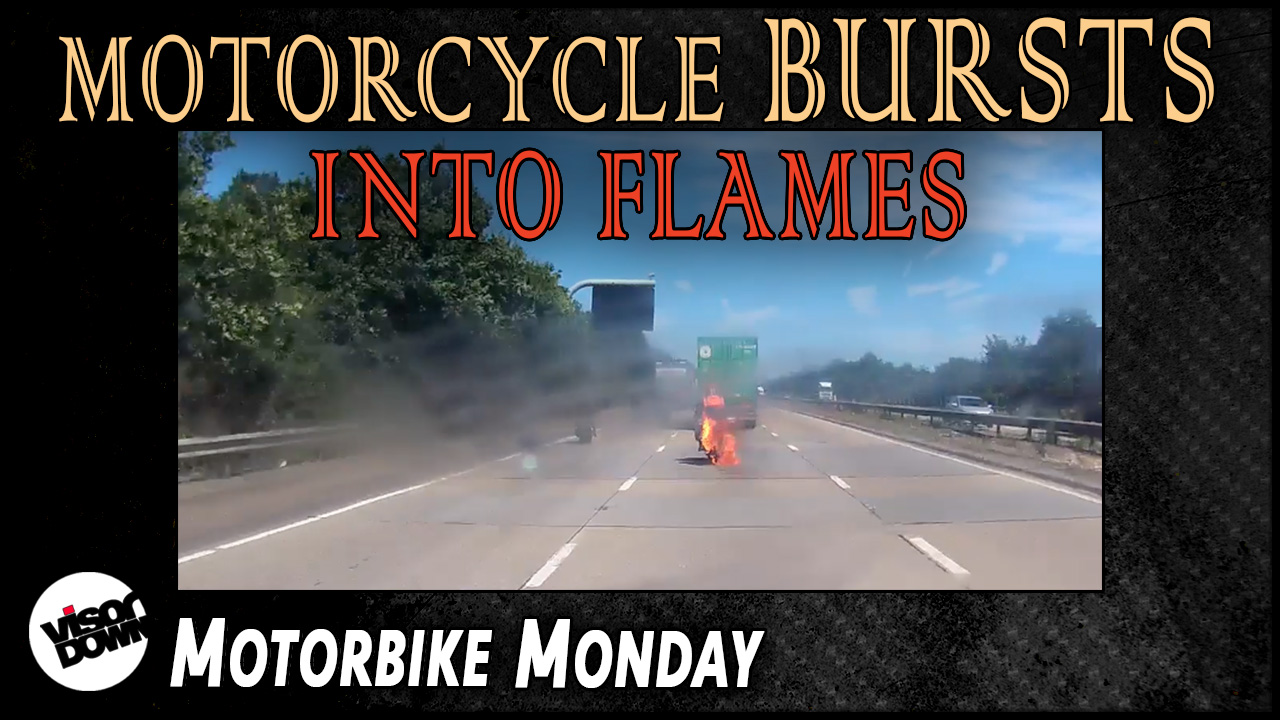 Vidéo : Une moto s'enflamme