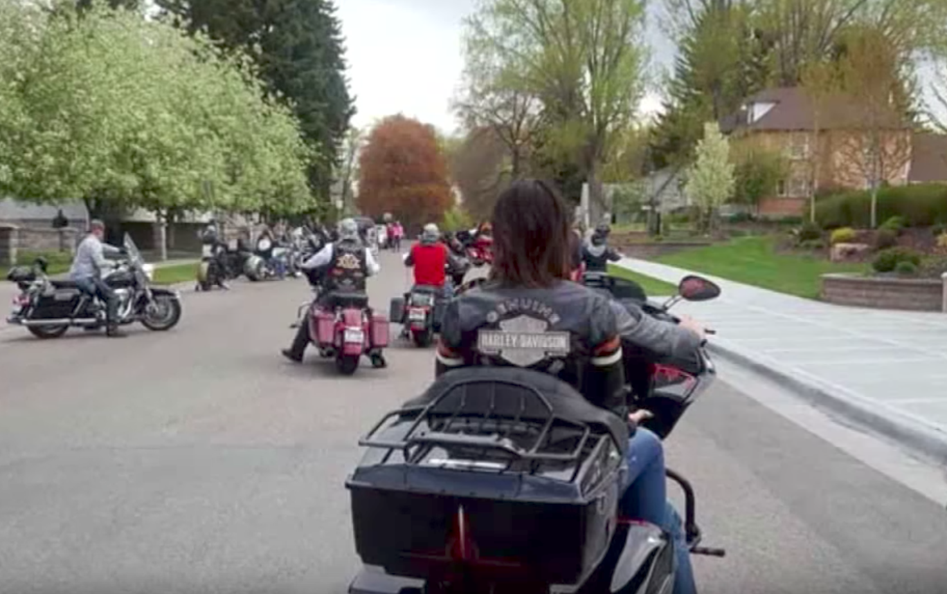 Des clubs de motards escortent une mère en deuil à l'enterrement de son fils