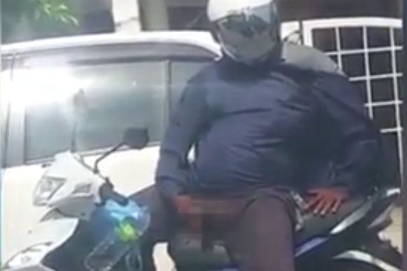 La police malaisienne traque un délinquant sexuel en scooter