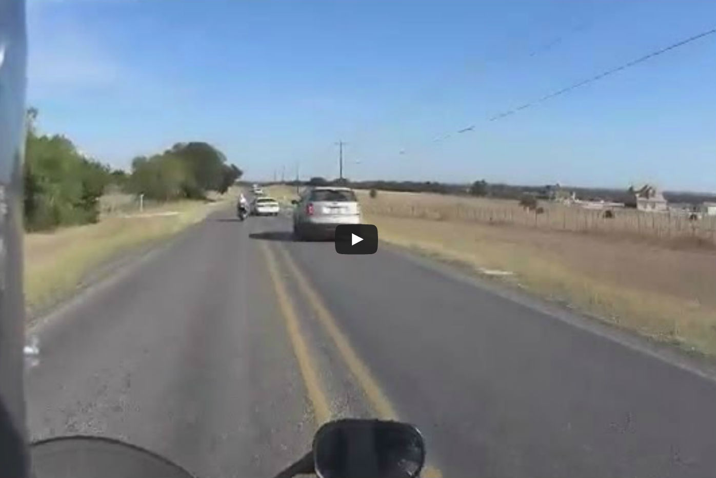 Le conducteur fait une embardée dans les motocyclistes, puis dit "Je m'en fiche"