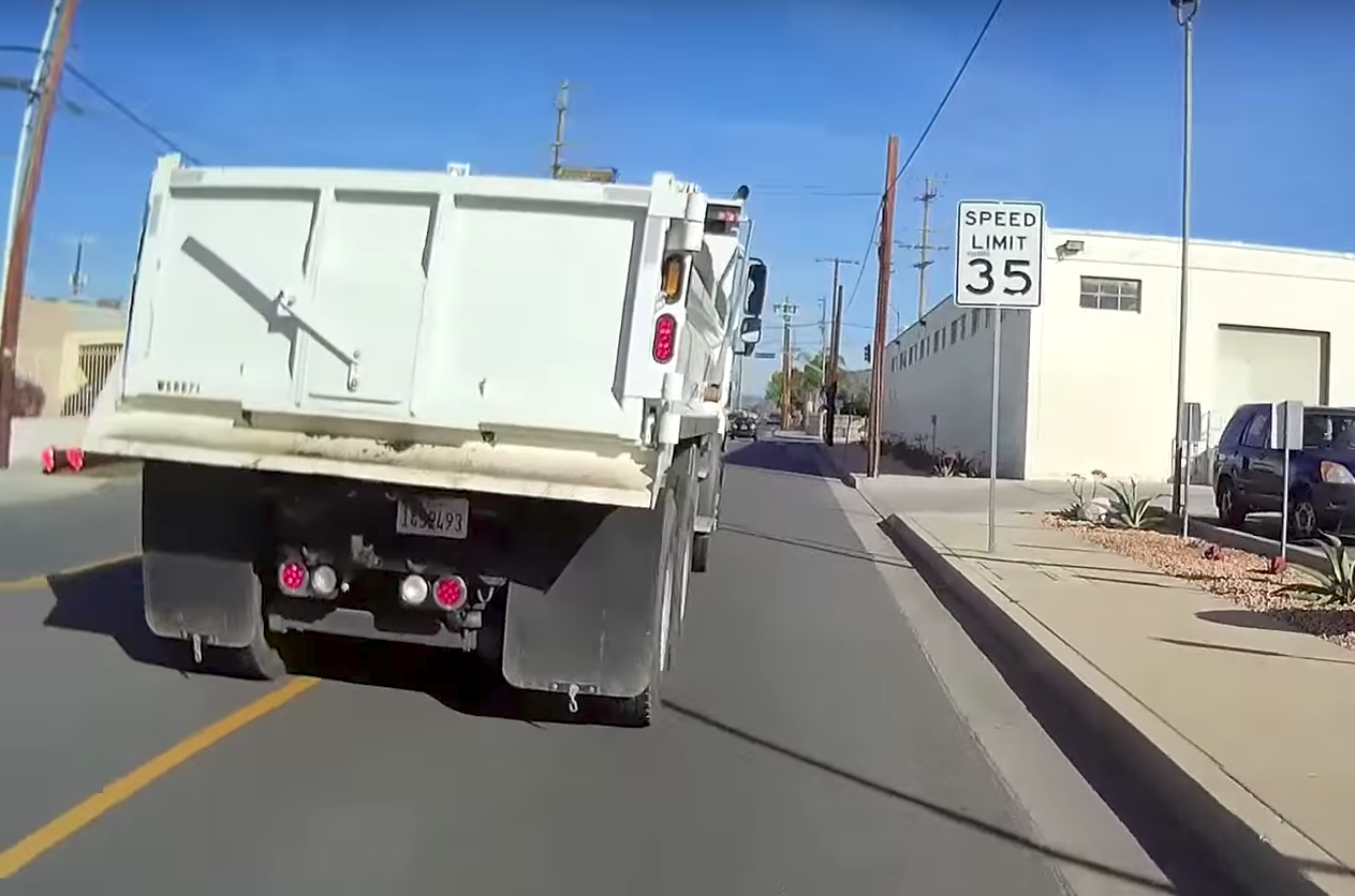Le conducteur tente de dépasser un camion qui tourne