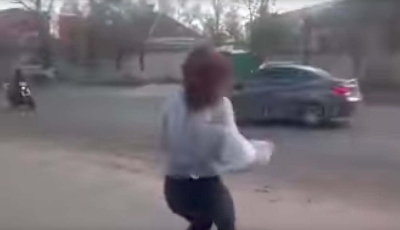 L'horrible collision d'un cavalier avec une voiture après qu'une fille a twerk sur le trottoir