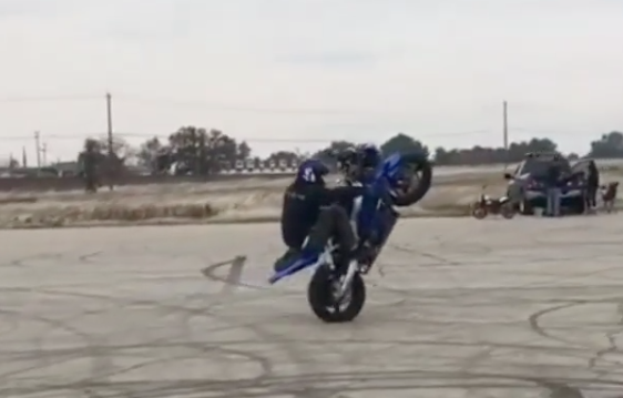 Regarder : Comment faire un wheeling sans les mains