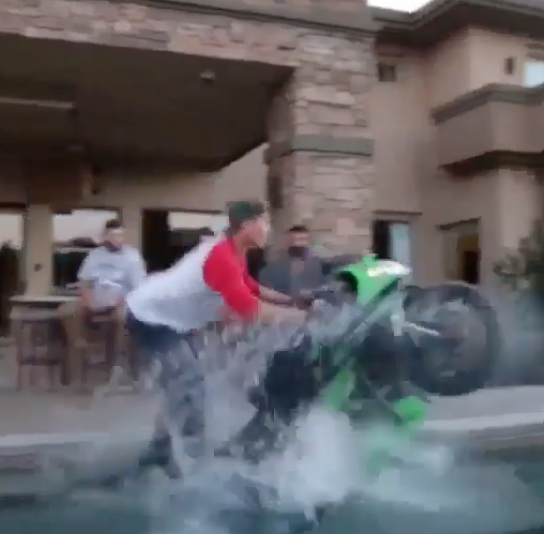 Regardez: Guy fait du vélo dans la piscine