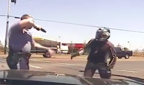 Regardez: Un policier frappe un motard puis lui tire une arme sur lui