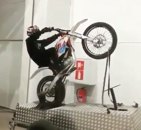 Regardez : Une façon d'apprendre les roues arrière