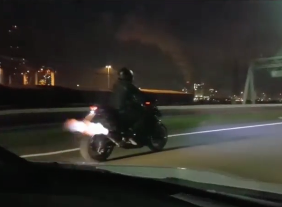 Regardez: Wheelie sur l'autoroute hollandaise tourne terriblement mal