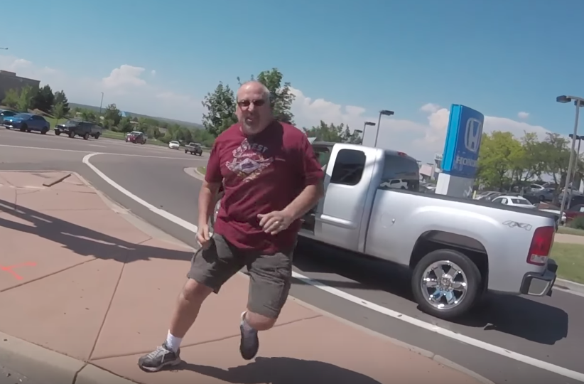 Un conducteur furieux attaque un motard pour filtrage